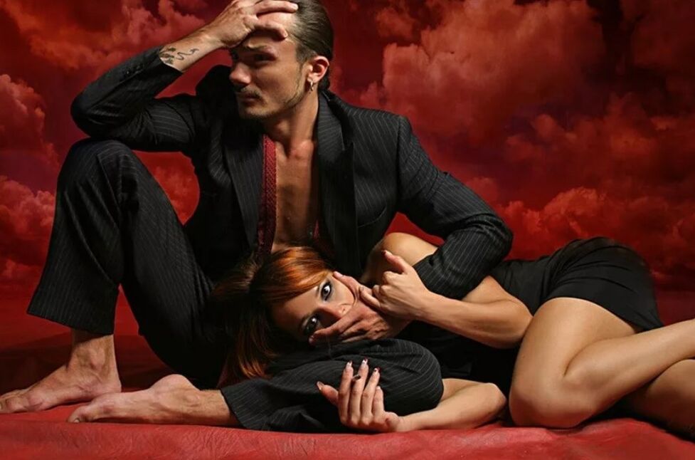 Una donna cerca di convincere un uomo a massaggiare il punto G