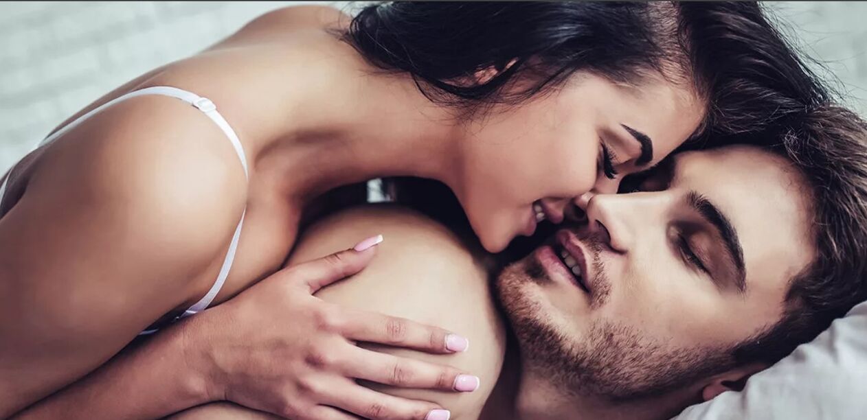 Una ragazza stimola il punto G del suo uomo